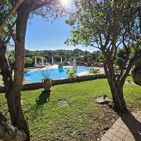 Con Piscina Luna Rossa San Teodoro (Sardinia)
