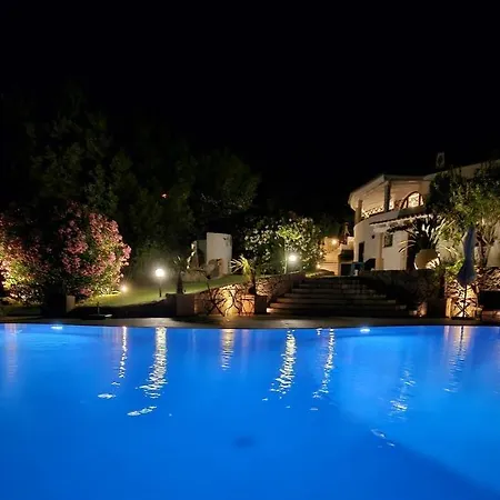 Con Piscina Luna Rossa וילה *