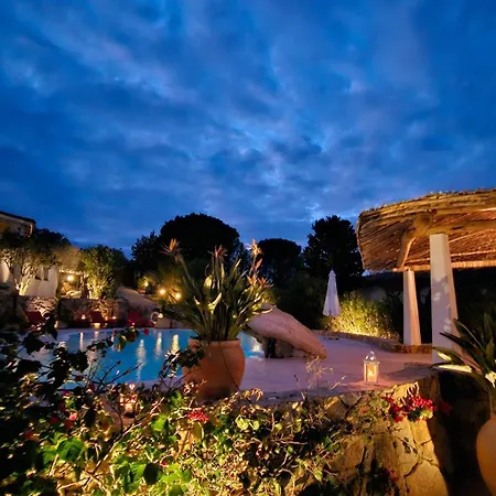 Con Piscina Luna Rossa San Teodoro (Sardinia)
